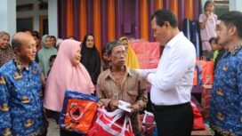 Bupati Muara Enim, Edison saat mengunjungi langsung lokasi kejadian kebakaran di Dusun I, Desa Kepur, Kecamatan Muara Enim. Foto : Diskominfo Muara Enim