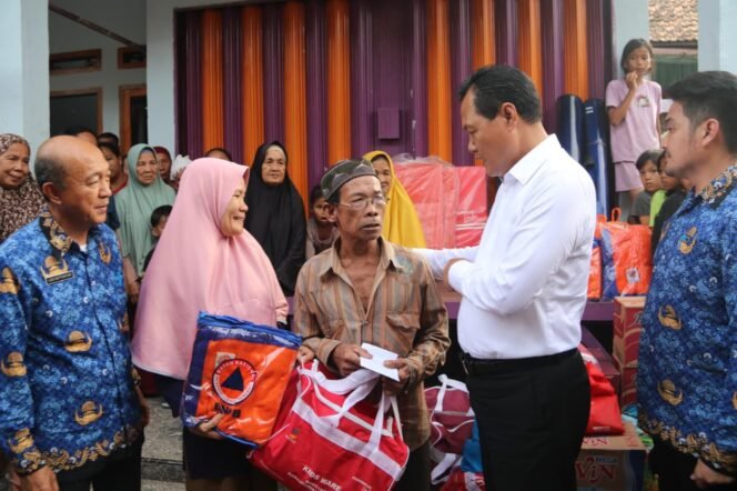 
Bupati Muara Enim, Edison saat mengunjungi langsung lokasi kejadian kebakaran di Dusun I, Desa Kepur, Kecamatan Muara Enim. Foto : Diskominfo Muara Enim