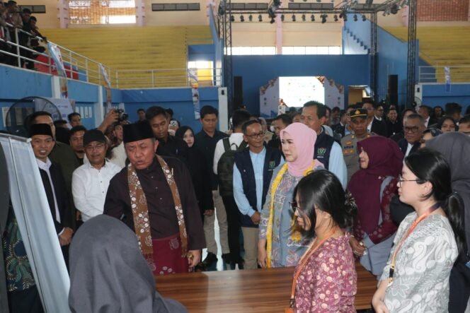
Gubernur Sumsel Herman Deru saat membuka Pameran UMKM dan Job Fair MEMBARA yang digelar di GOR Pancasila Muara Enim. Foto : Diskominfo Muara Enim
