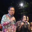 Bupati Muara Enim, Edison bernyanyi bersama Rita Sugiarto di puncak peringatan Hari Ulang Tahun (HUT) ke-79 Kabupaten Muara Enim. Foto : Diskominfo Muara Enim