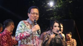 Bupati Muara Enim, Edison bernyanyi bersama Rita Sugiarto di puncak peringatan Hari Ulang Tahun (HUT) ke-79 Kabupaten Muara Enim. Foto : Diskominfo Muara Enim