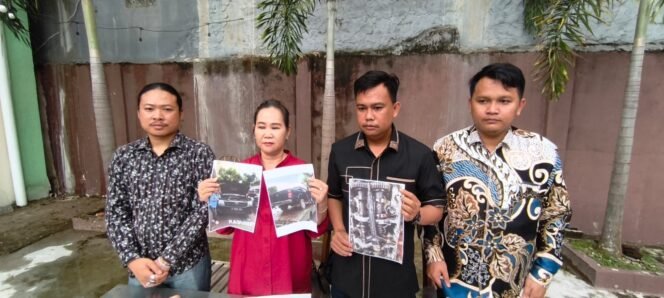 
Konferensi Pers dari Leni (50) yang dirugikan karena kondisi mobil miliknya yang diduga rusak setelah disita sebagai barang bukti.