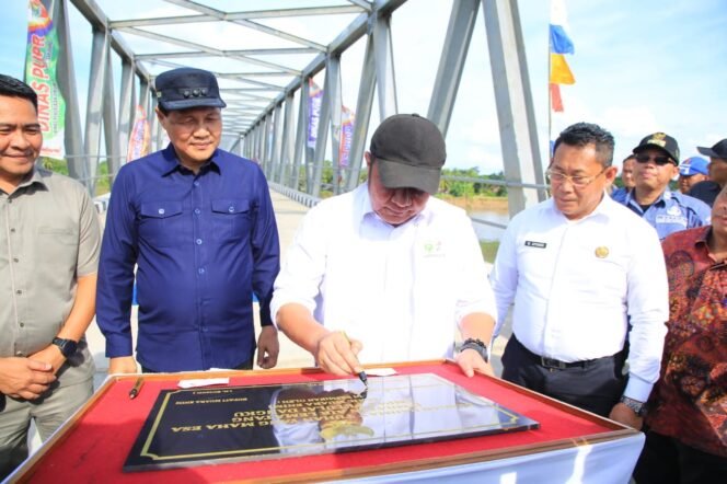 
Herman Deru Tegaskan Pemerataan Infrastruktur Saat Resmikan Jembatan Air Lematang di Muara Enim