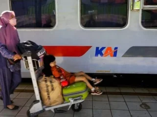 Penumpang kereta api di Stasiun Kertapati Palembang. (foto: Ary Priyanto/Urban Id)