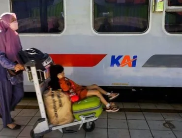 Penumpang kereta api di Stasiun Kertapati Palembang. (foto: Ary Priyanto/Urban Id)