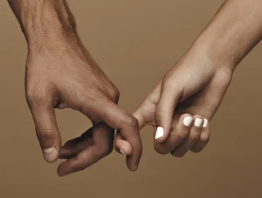 Ilustrasi berpegangan tangan. Foto: Shutterstock