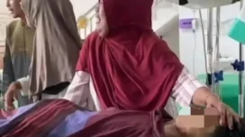 Ibu korban saat bersedih saat mengetahui anaknya menjadi korban penusukan. Foto : Istimewa