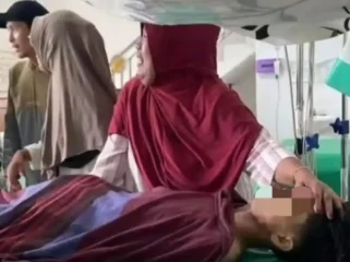 Ibu korban saat bersedih saat mengetahui anaknya menjadi korban penusukan. Foto : Istimewa