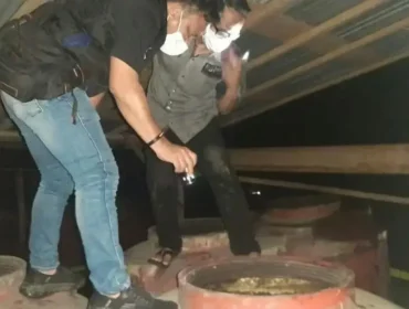 Polisi saat menemukan mayat di Tandon Air. Foto : Polsek Bayung Lencir