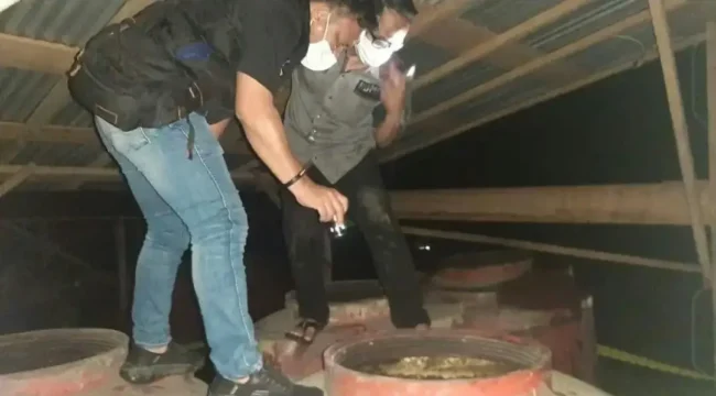 Polisi saat menemukan mayat di Tandon Air. Foto : Polsek Bayung Lencir