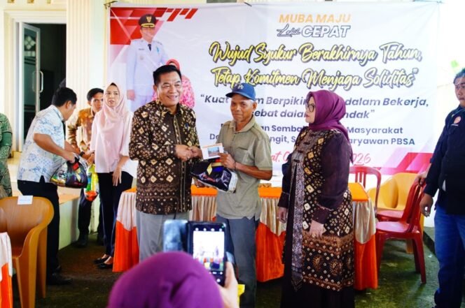 
Rayakan HUT ke-62, Bupati Muba Berbagi Sembako dengan Warga Babat Toman