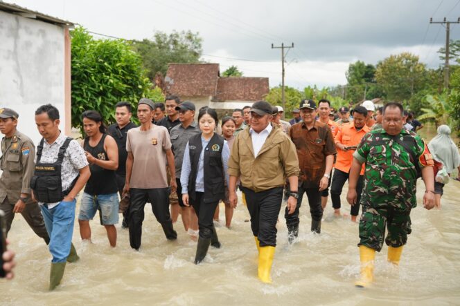 
Herman Deru Tinjau Banjir di Belitang II, Utamakan Keselamatan Warga dan Salurkan Bantuan