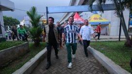 Wali Kota Palembang, Ratu Dewa, berjalan kaki untuk memeriksa kondisi Kota Palembang.