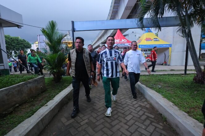 
Wali Kota Palembang, Ratu Dewa, berjalan kaki untuk memeriksa kondisi Kota Palembang.