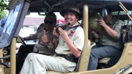 Wali Kota Palembang, Ratu Dewa, ikut dalam parade kendaraan klasik di peringatan perang lima hari lima malam.