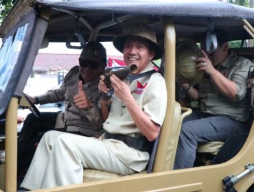 Wali Kota Palembang, Ratu Dewa, ikut dalam parade kendaraan klasik di peringatan perang lima hari lima malam.