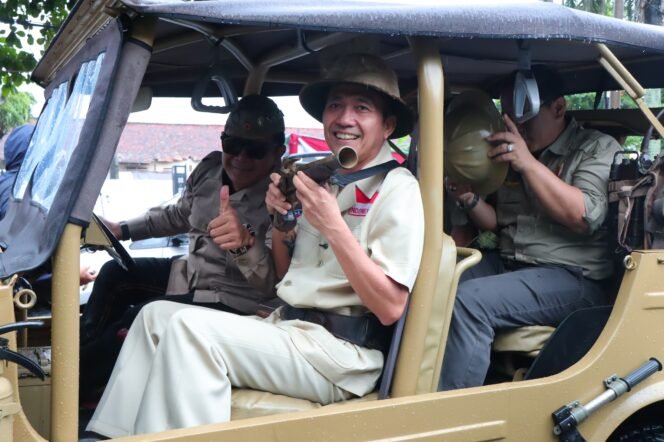 
Wali Kota Palembang, Ratu Dewa, ikut dalam parade kendaraan klasik di peringatan perang lima hari lima malam.