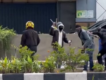 Potongan video aksi pengeroyokan di depan PS Mal. Foto : Istimewa