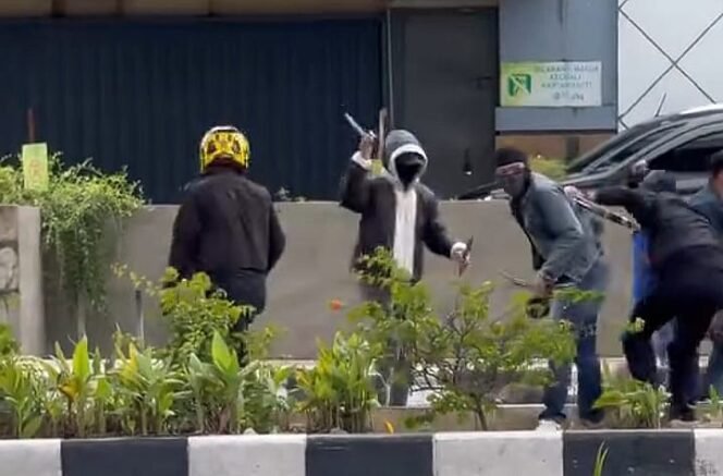 
Potongan video aksi pengeroyokan di depan PS Mal. Foto : Istimewa