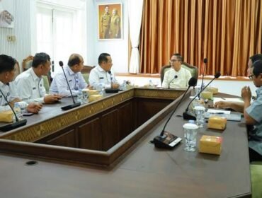 Wali Kota Palembang, Ratu Dewa, saat beraudiensi dengan kepala Badan Narkotika Nasional provinsi Sumsel, Brigjenpol Hissar Siallagan pada Jumat, 9 Januari 2026.