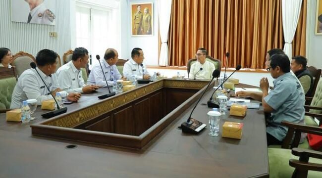 Wali Kota Palembang, Ratu Dewa, saat beraudiensi dengan kepala Badan Narkotika Nasional provinsi Sumsel, Brigjenpol Hissar Siallagan pada Jumat, 9 Januari 2026.