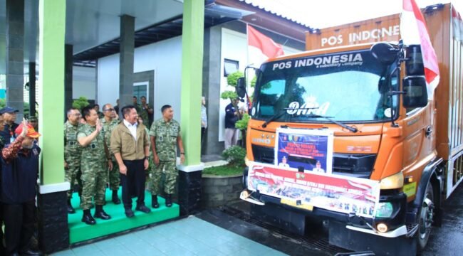 Gubernur Sumsel Herman Deru bersama Pangdam II Sejak saat melepas bantuan untuk Sumatera. Foto : Humas Pemprov Sumsel