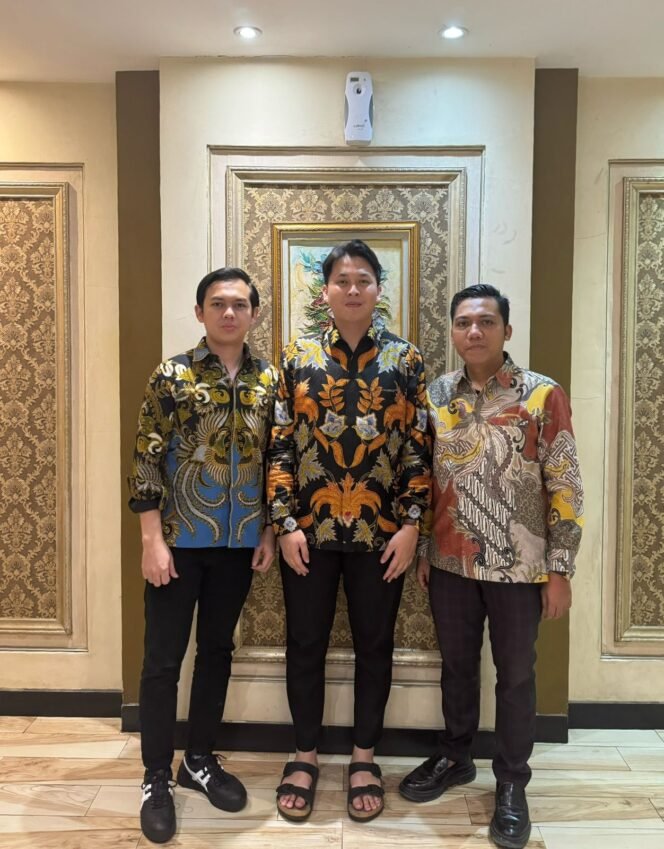 
Kuasa hukum HM, Rilo Budiman bersama rekannya. Foto : Istimewa