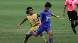 Pemain Sriwijaya FC saat menghalangi pemain Persikat Tegal. Foto : Sriwijaya FC Official