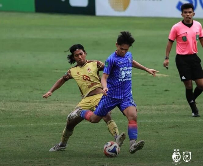 
Pemain Sriwijaya FC saat menghalangi pemain Persikat Tegal. Foto : Sriwijaya FC Official