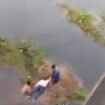 Viral di Medsos, Aksi seorang remaja perempuan nekat terjun ke sungai dari Jembatan Desa Tanjung Batu, Ogan Ilir, Sumsel/ist.