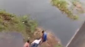 Viral di Medsos, Aksi seorang remaja perempuan nekat terjun ke sungai dari Jembatan Desa Tanjung Batu, Ogan Ilir, Sumsel/ist.