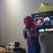 Anggota polisi saat hendak menyamar menggunakan kostum Spider-Man untuk menangkap pelaku curanmor. Foto : Istimewa
