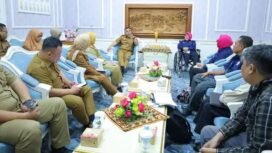 Sekretariat Daerah Kota Palembang, Aprizal Hasyim,  saat menerima audiensi Himpunan Wanita Disabilitas Indonesia (HWDI) Sumatera Selatan di Ruang Setda Kota Palembang pada Selasa, 13 Januari 2026.
