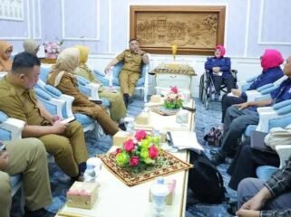 Sekretariat Daerah Kota Palembang, Aprizal Hasyim,  saat menerima audiensi Himpunan Wanita Disabilitas Indonesia (HWDI) Sumatera Selatan di Ruang Setda Kota Palembang pada Selasa, 13 Januari 2026.
