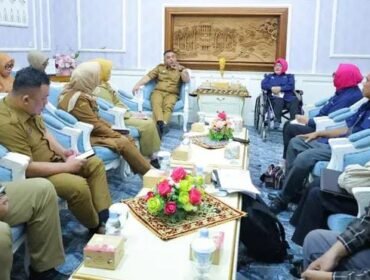 Sekretariat Daerah Kota Palembang, Aprizal Hasyim,  saat menerima audiensi Himpunan Wanita Disabilitas Indonesia (HWDI) Sumatera Selatan di Ruang Setda Kota Palembang pada Selasa, 13 Januari 2026.

