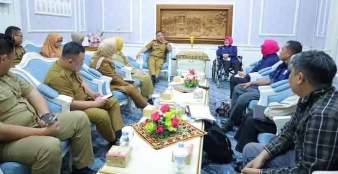 
Sekretariat Daerah Kota Palembang, Aprizal Hasyim,  saat menerima audiensi Himpunan Wanita Disabilitas Indonesia (HWDI) Sumatera Selatan di Ruang Setda Kota Palembang pada Selasa, 13 Januari 2026.
