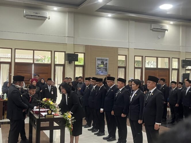 
Gubernur Sumsel Herman Deru saat melantik pejabat di Pemprov Sumsel. Foto : Istimewa