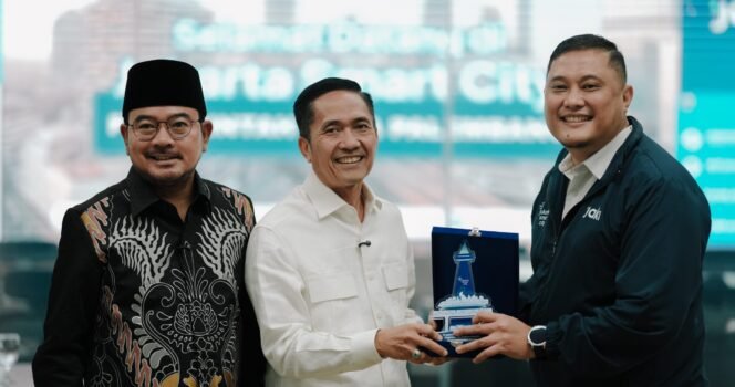 
Wali Kota Palembang Ratu Dewa bersama Wakil Wali Kota Prima Salam dan jajaran Pemerintah Kota Palembang melakukan kunjungan kerja ke Jakarta Smart City (JSC) yang berlokasi di Gedung Balai Kota Provinsi DKI Jakarta pada Rabu, 14 Januari 2026/ist.
