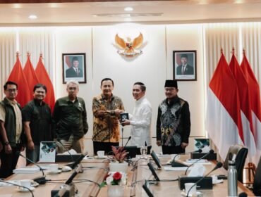 Wali Kota Palembang, Ratu Dewa dan Wakil Wali Kota Palembang, Prima Salam dalam audiensi bersama Wakil Menteri Kehutanan RI, Rohmat Marzuki ,di Gedung Manggala Wanabakti, Jakarta Pusat pada Rabu, 14 Januari 2026.
