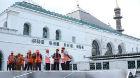 Wali Kota Palembang, Ratu Dewa, bersama jajaran saat meresmikan PLTS Masjid Agung.