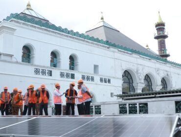 Wali Kota Palembang, Ratu Dewa, bersama jajaran saat meresmikan PLTS Masjid Agung.