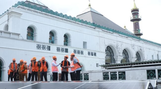 Wali Kota Palembang, Ratu Dewa, bersama jajaran saat meresmikan PLTS Masjid Agung.