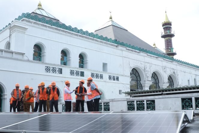 
Wali Kota Palembang, Ratu Dewa, bersama jajaran saat meresmikan PLTS Masjid Agung.