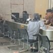 Wanita di Palembang berinisial YD (31) saat melaporkan seorang pengguna TikTok berinisial EV ke Polrestabes Palembang. Foto : Istimewa