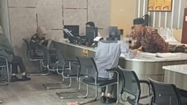 Wanita di Palembang berinisial YD (31) saat melaporkan seorang pengguna TikTok berinisial EV ke Polrestabes Palembang. Foto : Istimewa