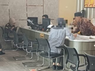 Wanita di Palembang berinisial YD (31) saat melaporkan seorang pengguna TikTok berinisial EV ke Polrestabes Palembang. Foto : Istimewa
