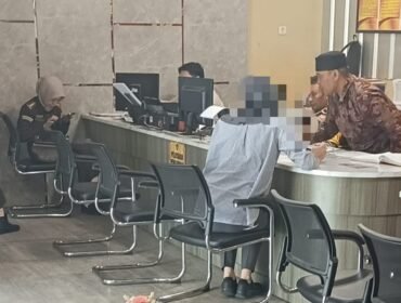 Wanita di Palembang berinisial YD (31) saat melaporkan seorang pengguna TikTok berinisial EV ke Polrestabes Palembang. Foto : Istimewa