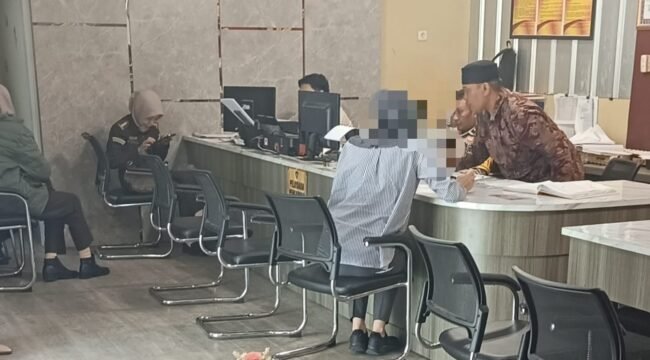 Wanita di Palembang berinisial YD (31) saat melaporkan seorang pengguna TikTok berinisial EV ke Polrestabes Palembang. Foto : Istimewa