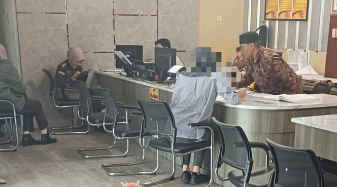 
Wanita di Palembang berinisial YD (31) saat melaporkan seorang pengguna TikTok berinisial EV ke Polrestabes Palembang. Foto : Istimewa
