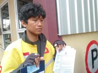 Driver Ojol Palembang Herdi Gunawan (18), sesuai buat laporan ke SPKT Polrestabes Palembang. Foto : Urban Id